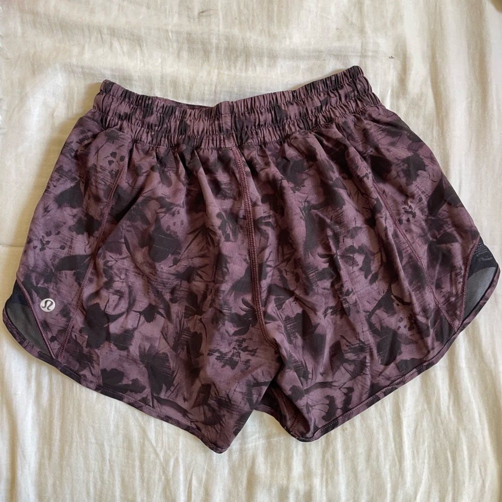 Lululemon Hotty Hot 4” low rise shorts, mini dusk floral antique black purple